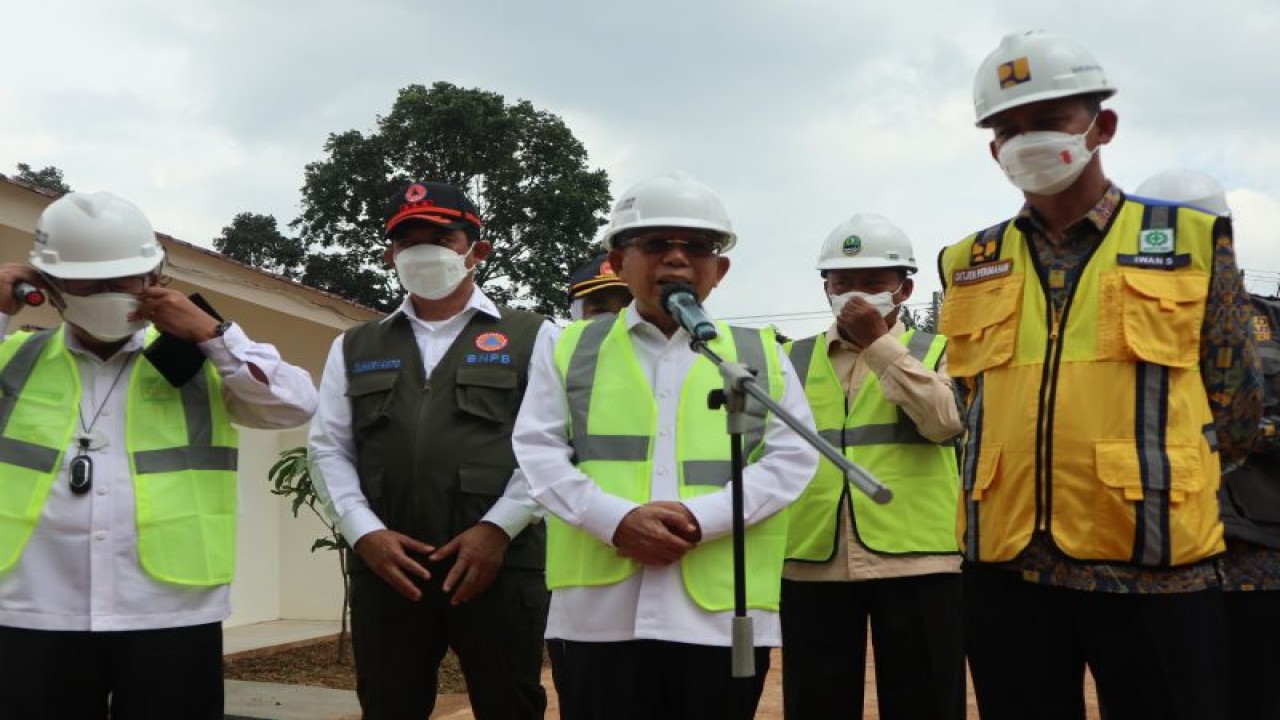 Wakil Presiden Ma'ruf Amin di lokasi relokasi hunian tahan gempa Desa Sirnagalih, kecamatan Cilaku, Kabupaten Cianjur, Jawa Barat pada Rabu (4/1/2023) (ANTARA/Desca Lidya Natalia)