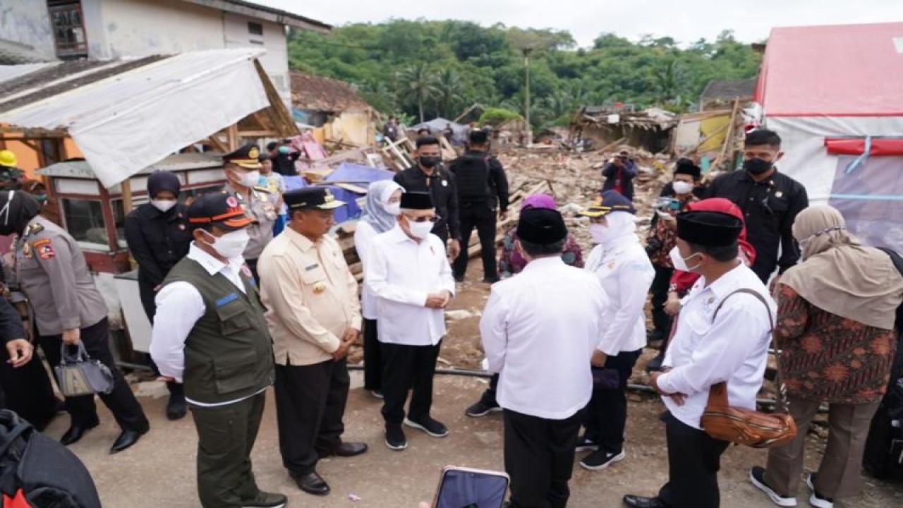 Wakil Presiden Ma'ruf Amin dan jajaran BNPB serta BMKG meninjau reruntuhan rumah terdampak gempa di Kabupaten Cianjur, Jawa Barat, Rabu (4/1/2023). (ANTARA/HO-BNPB)