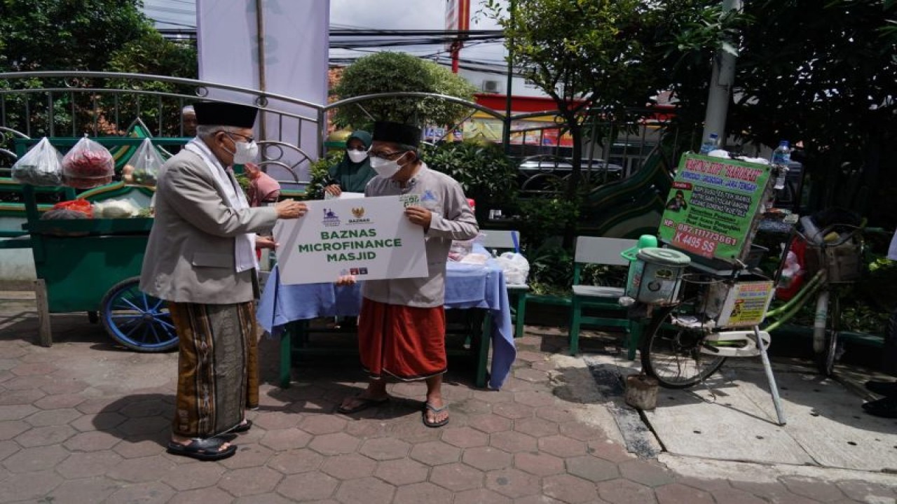 Wakil Presiden Ma’ruf Amin menyerahkan bantuan Baznas kepada pedagang di Jakarta, Jumat (6/1/2023). ANTARA/HO-BPMI Setwapres