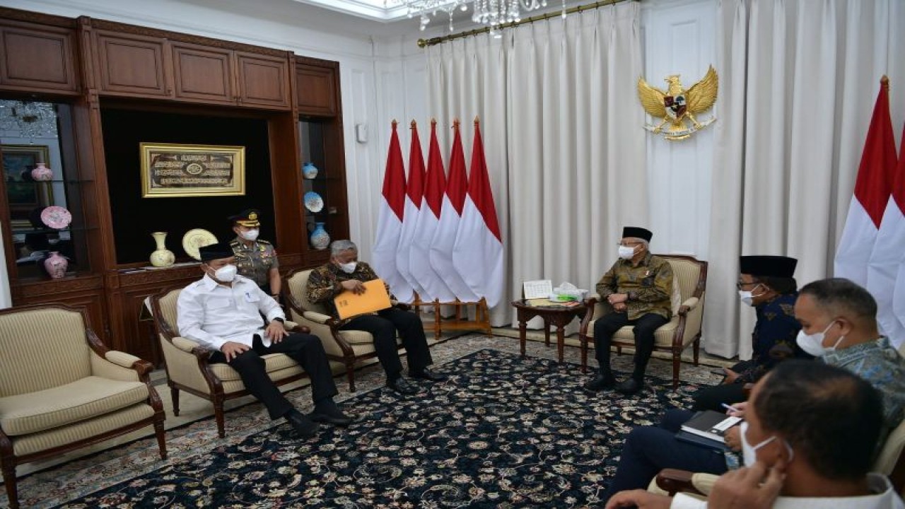 Wakil Presiden Ma’ruf Amin saat menerima Ketua Yayasan Rumah Sakit Islam Surabaya (Yarsis) Mohammad Nuh dan Ketua Badan Amil Zakat Nasional (Baznas) Noor Achmad di Kediaman Resmi Wapres, Jakarta, Rabu (11/1/2023). ANTARA/HO-BPMI Setwapres