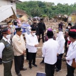 Wakil Presiden Ma'ruf Amin dan jajaran BNPB serta BMKG meninjau reruntuhan rumah terdampak gempa di Kabupaten Cianjur, Jawa Barat, Rabu (4/1/2023). (ANTARA/HO-BNPB)-1672971790
