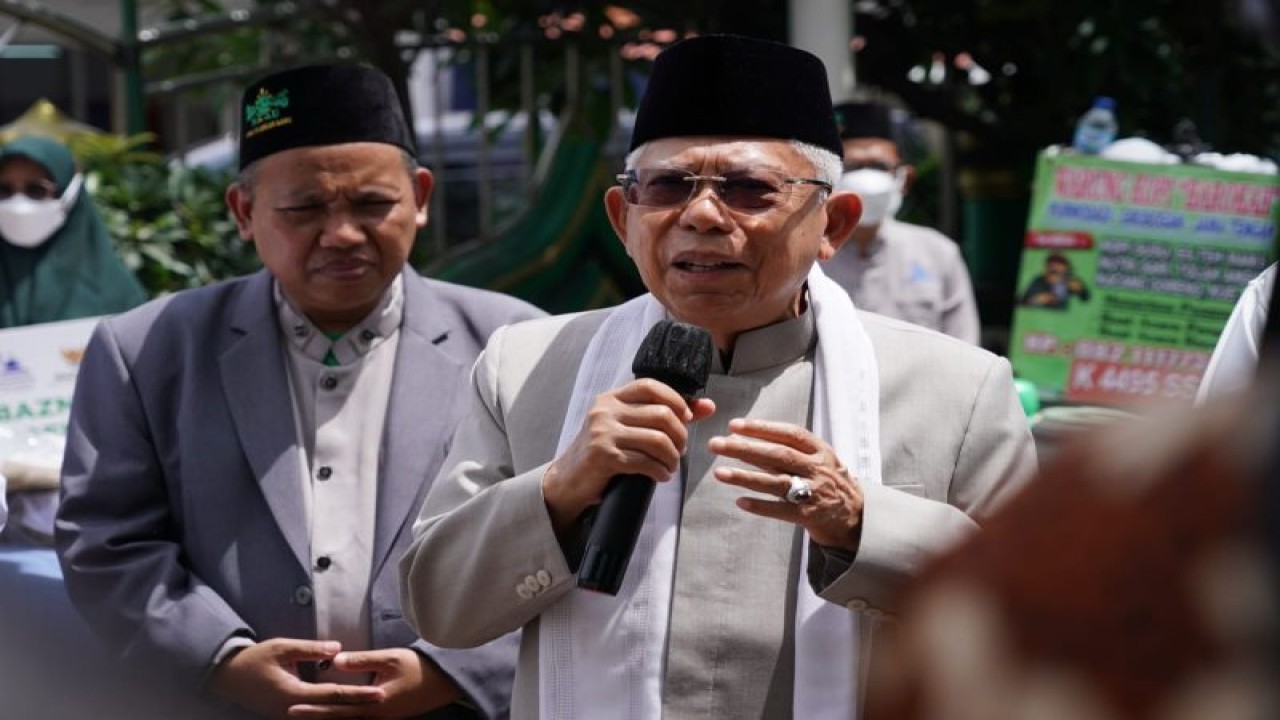 Wakil Presiden RI Ma’ruf Amin memberikan keterangan kepada wartawan usai menunaikan ibadah Shalat Jumat di Masjid Jami At-Taqwa, Matraman, Jakarta, Jumat (6/1/2023). ANTARA/HO-BPMI Setwapres