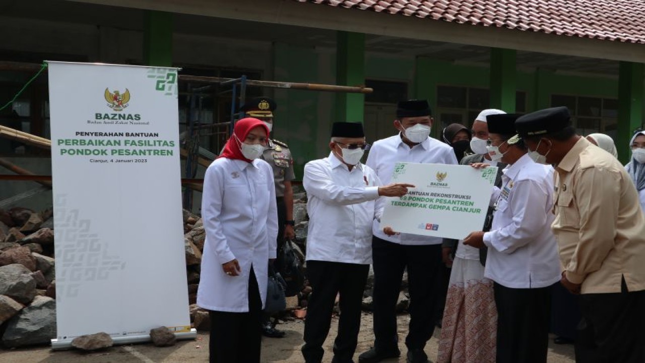 Wakil Presien Ma'ruf Amin memberikan bantuan secara simbolis untuk bagi pondok pesantren terdampak gempa di Pondok Pesantren Al-Bahjah Desa Cijedil, kecamatan Cugenang, kabupaten Cianjur, Jawa Barat pada Rabu (4/1/2023). (ANTARA/Desca Lidya Natalia)o