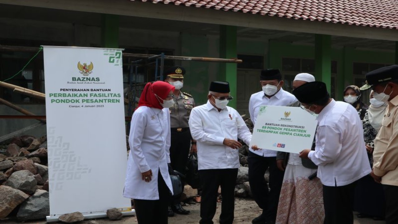 Wakil Presien Ma'ruf Amin memberikan bantuan secara simbolis untuk bagi pondok pesantren terdampak gempa di Pondok Pesantren Al-Bahjah Desa Cijedil, kecamatan Cugenang, kabupaten Cianjur, Jawa Barat pada Rabu (4/1/2023). (ANTARA/Desca Lidya Natalia)