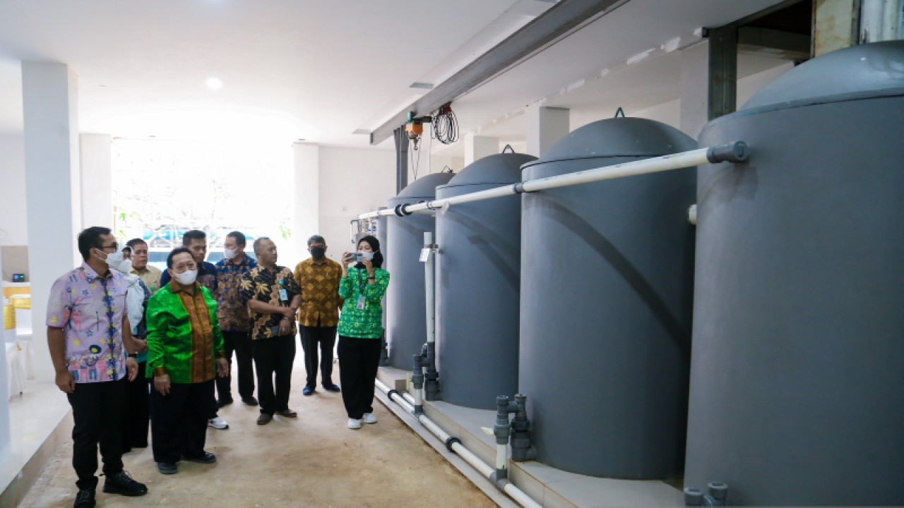 Wakil Wali Kota Tangerang Selatan Pilar Saga Ichsan (depan) saat melihat Kampung Sanitasi Mendsho di Kelurahan Rawa Mekar Jaya