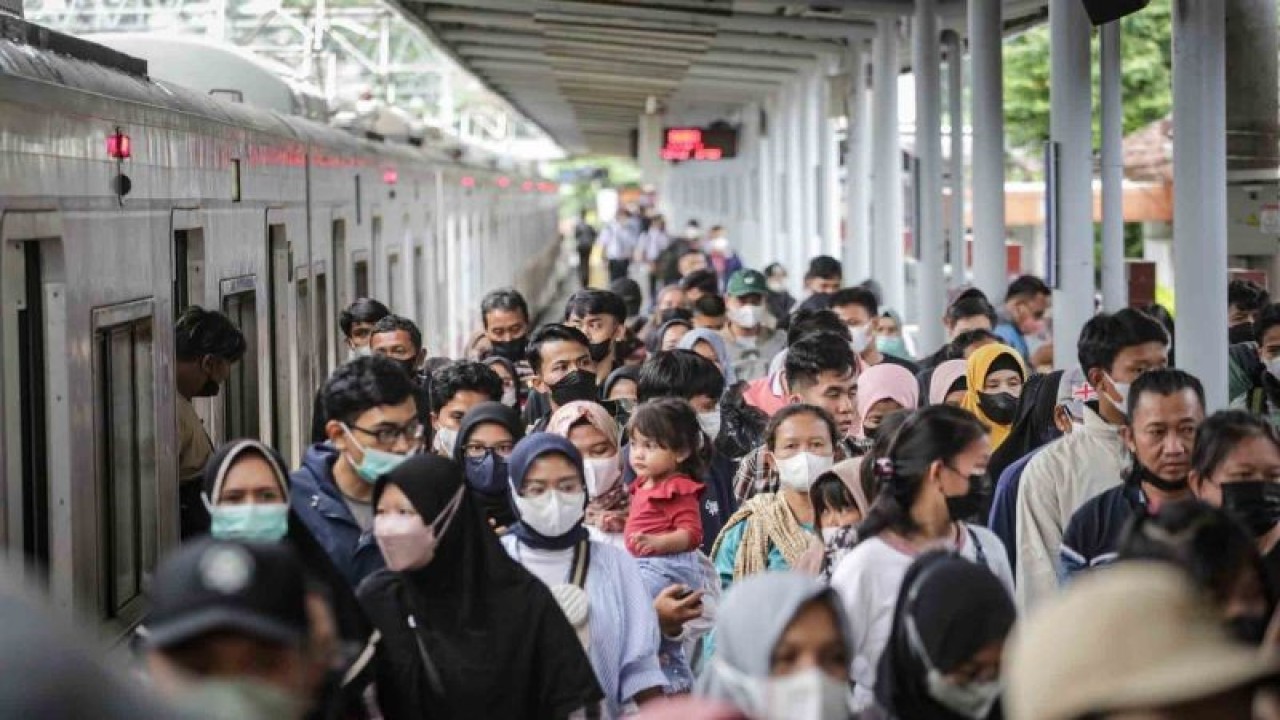 Dokumentasi - Sejumlah penumpang kereta listrik (KRL) Commuterline berjalan menuju pintu keluar Stasiun Tangerang di Banten, Kamis (29/12/2022). PT KAI Commuter menambah sebanyak 28 layanan perjalanan ke semua jurusan di Jabodetabek pada malam pergantian tahun yang beroperasi hingga pukul 03.00 WIB pada 1 Januari 2023. ANTARA FOTO/Fauzan/wsj.
