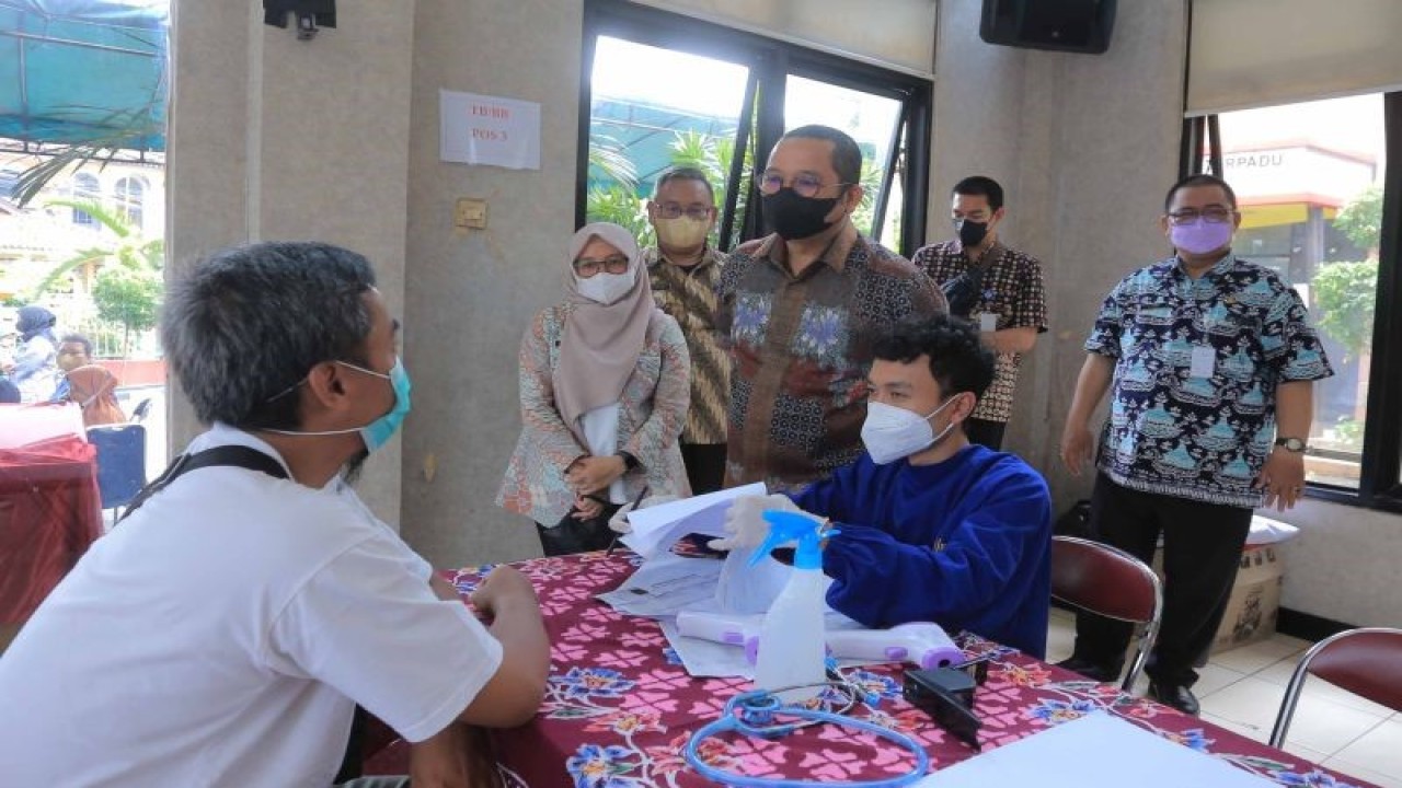 Wali Kota Arief memantau pelaksanaan skrining mobile dalam upaya menekan eliminasi kasus TBC. (ANTARA/HO)