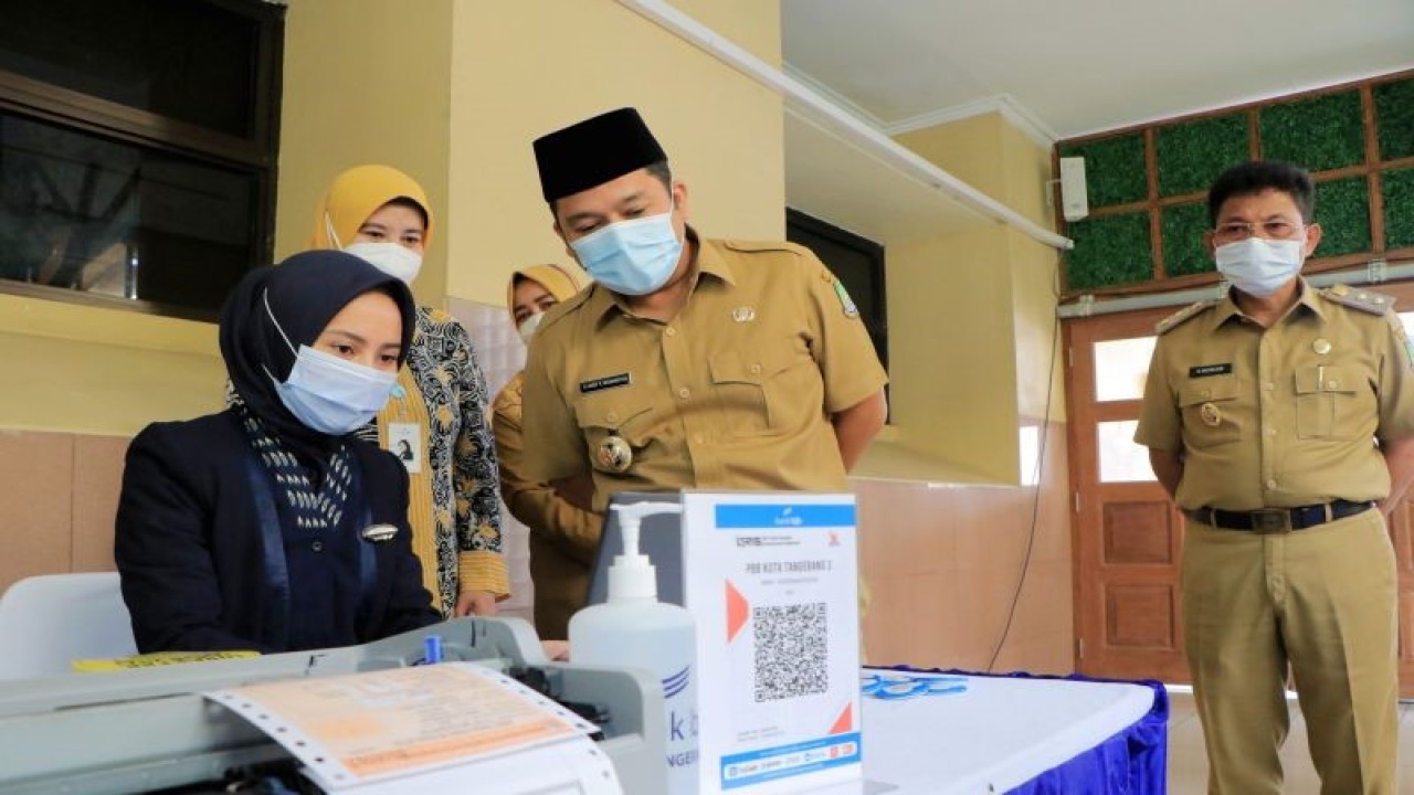 Wali Kota Arief saat memriksa layanan pembayaran pajak daerah