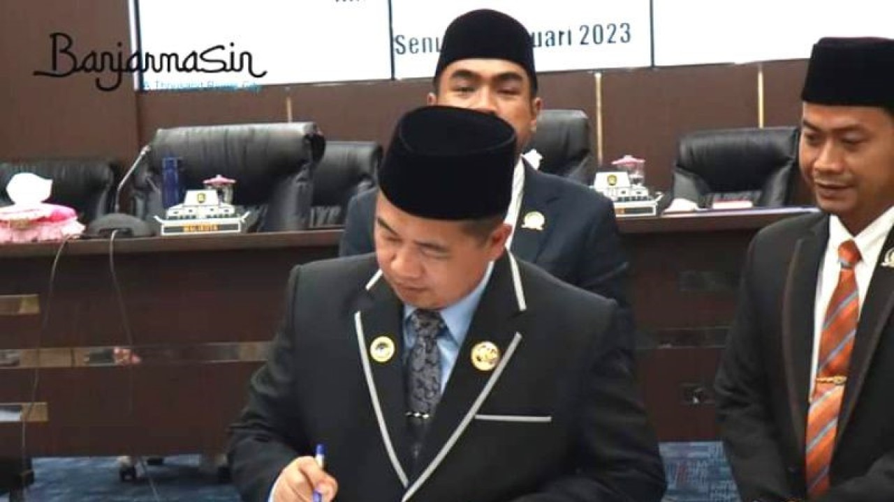 Wali Kota Banjarmasin H Ibnu Sina saat menandatangani dokumen Perda tentang pajak daerah Kota Banjarmasin saat rapat paripurna DPRD Kota Banjarmasin pada Senin kemarin.(ANTARA/HO)
