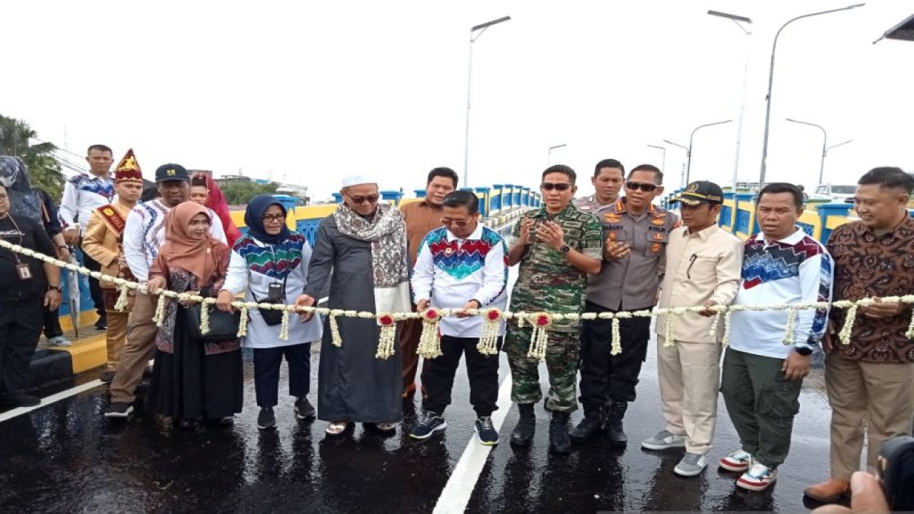 Wali Kota Banjarmasin H Ibnu Sina dan unsur Forkopimda meresmikan jembatan Sulawesi 2 atau jembatan Mesjid Jami, Jumat, (20/1/2023). ANTARA/Sukarli