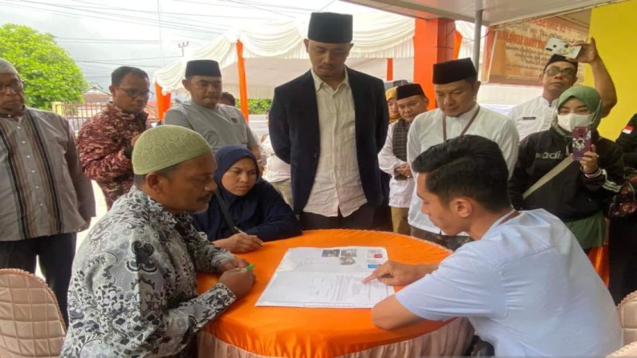 Wali Kota Bukittinggi kembali realisasikan program pembiayaan Tabungan Utsman. (ANTARA/Al Fatah)
