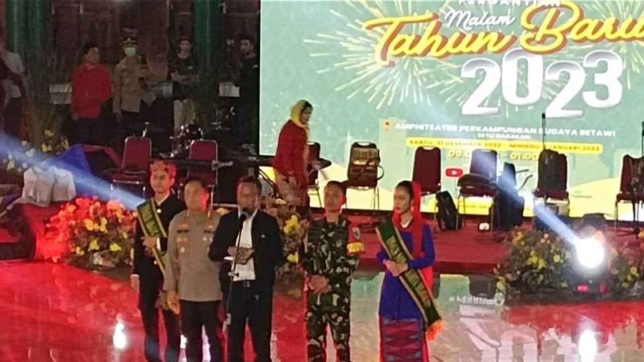 Wali Kota Jakarta Selatan Munjirin (tengah), Kapolres Jakarta Selatan Kombes Pol Ade Ary Syam Indradi (kedua dari kiri), Dandim 0504/Jakarta Selatan Letkol Arhanud Redinal Dewanto (kedua dari kanan) memberikan harapan selama 2023 di Perkampungan Betawi Setu Babakan, Jagakarsa, jakarta, Sabtu (31/12/2022). (ANTARA/Yoanita HD)