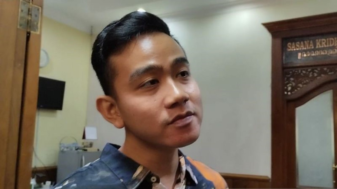 Wali Kota Surakarta Gibran Rakabuming memberikan keterangan kepada wartawan di Solo, Kamis (5/1/2023). ANTARA/Aris Wasita
