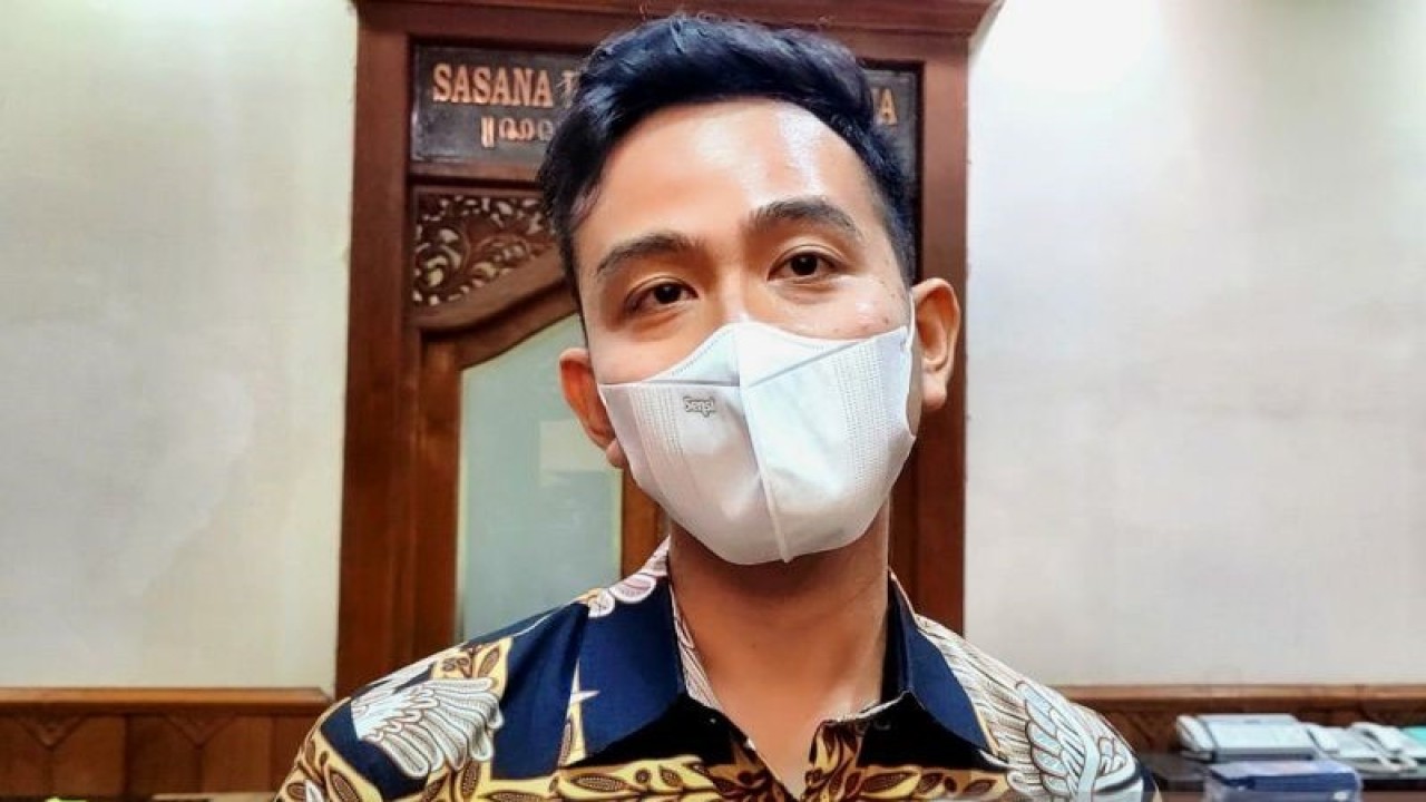 Wali Kota Surakarta Gibran Rakabuming Raka memberikan keterangan kepada wartawan di Surakarta, Jawa Tengah, Senin (2/1/2023). (ANTARA/Aris Wasita)