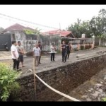 Walikota Manado Andrei Angouw, saat meninjau lokasi aliran air, di Manado, Selasa (10/1/2023). ANTARA/Nancy L Tigauw. (1)-1673323923