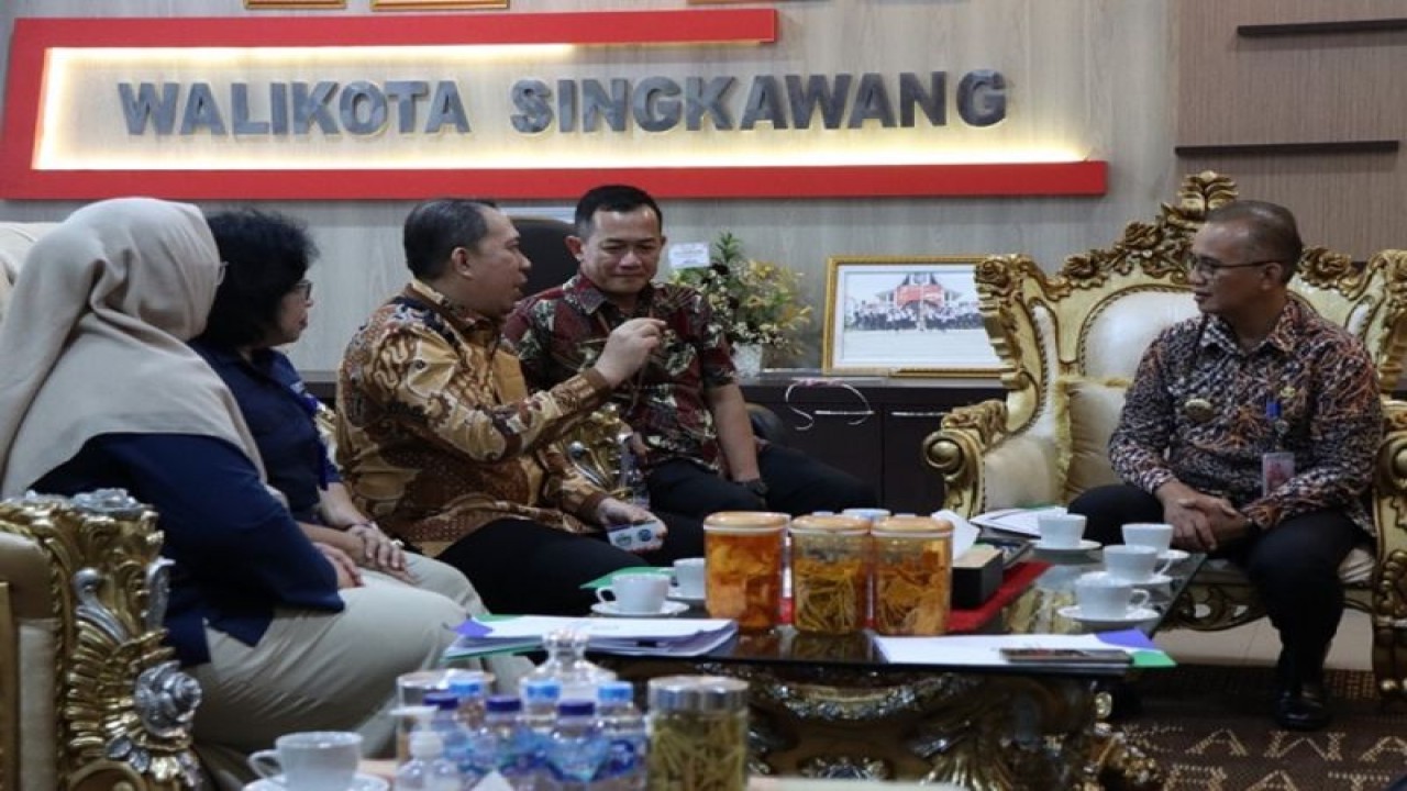 Penjabat Wali Kota Singkawang Sumastro menerima audiensi Direktur SDM dan Umum BPJS Kesehatan dr Andi Afdal beserta rombongan dalam rangka membahas pembangunan Universal Health Coverage (UHC) Kota Singkawang di ruang kerja wali kota setempat. (ANTARA/istimewa)