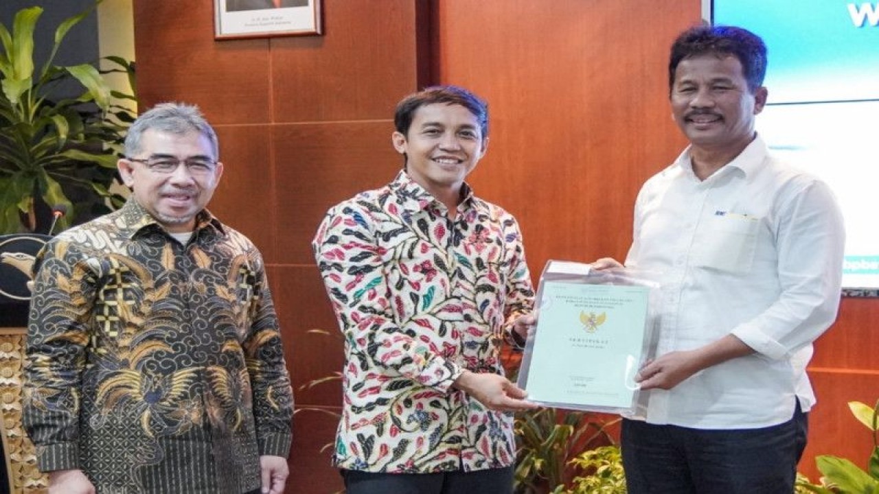Wakil Menteri Agraria dan Tata Ruang/Badan Pertanahan Nasional (ATR/BPN) Raja Juli Antoni saat menyerahkan sertipikat tanah SD Negeri 002 Batam Kota, Kepulauan Riau, Kamis (19/1/2023). (ANTARA/Ho/Kementerian ATR/BPN)