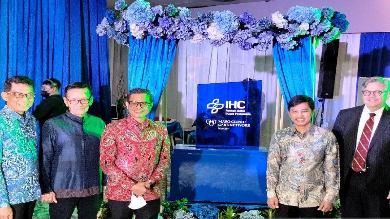 Wakil Menteri BUMN I Pahala Mansury (tengah), Wakil Menteri Kesehatan Dante Saksono (kedua dari kanan) dan Executive Director Mayo Clinic International dr. Brian A. Costello (kanan) menghadiri pengumuman resmi Rumah Sakit Pusat Pertamina menjadi member Mayo Clinic Care Network di Jakarta, Kamis (26/1/2023). ANTARA/Aji Cakti