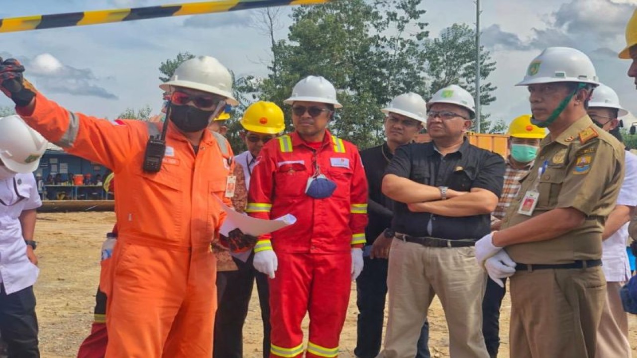 Wamenaker RI Afriansyah pakai baju kemeja hitam saat mengunjungi lokasi kecelakaan kerja di PetroChina, Kabupaten Tanjungjabung Barat,Jambi.(ANTARA/HO/SKK migas)