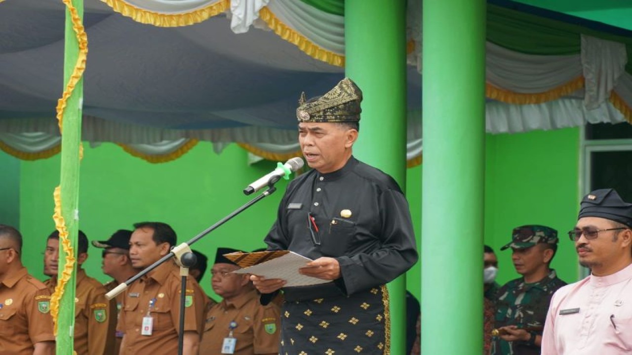 Bupati Natuna, Wan Siswandi saat memimpin upacara peringatan Hari Amal Bakti Kementerian Agama (Kemenag) Ke 77 Tahun 2023 di Kantor Kemenag Natuna, Selasa (3/1). (ANTARA/HO-Kominfo Natuna/Cherman)