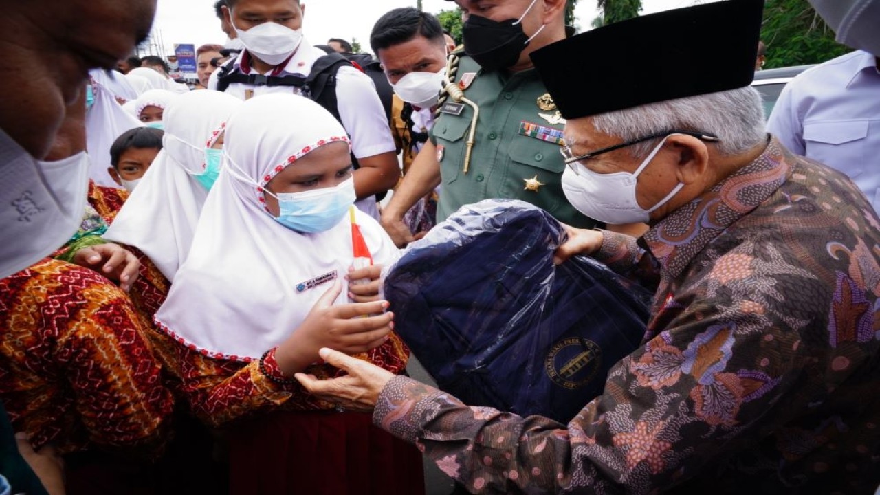Wapres KH Ma'ruf Amin menyerahkan bingkisan berupa tas sekolah dan perlengkapan alat tulis kepada para siswa. (NN/AS, BPMI - Setwapres)