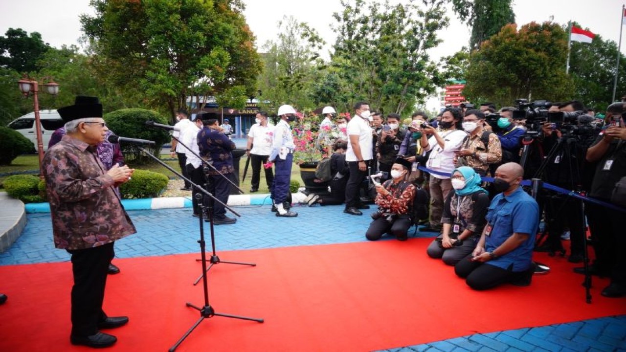 Wakil Presiden Ma'ruf Amin memberikan keterangan pers kepada wartawan di Pangkalan TNI Angkatan Udara Syamsudin Noor, Banjarmasin, Kalimantan Selatan, Jumat (27/1/2023). (ANTARA/HO-BPMI Setwapres)