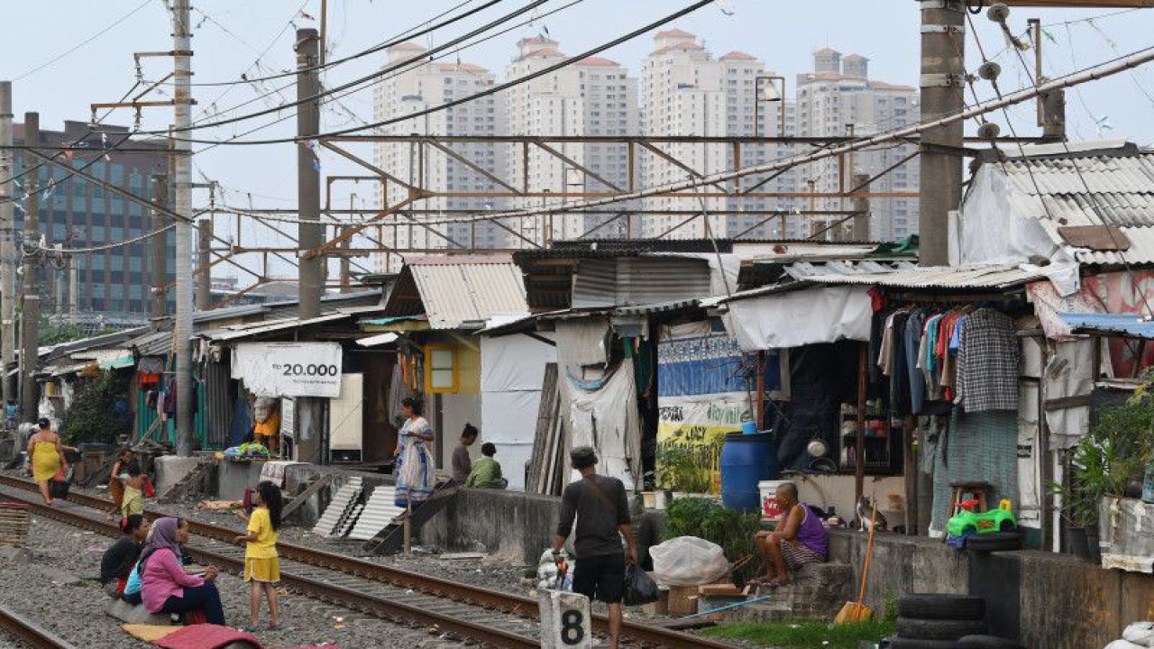 Arsip Foto - Sejumlah warga beraktivitas di perkampungan padat penduduk tepi rel kereta api di Kampung Bandan, Jakarta, Jumat (14/10/2022). ANTARA FOTO/Aditya Pradana Putra/tom