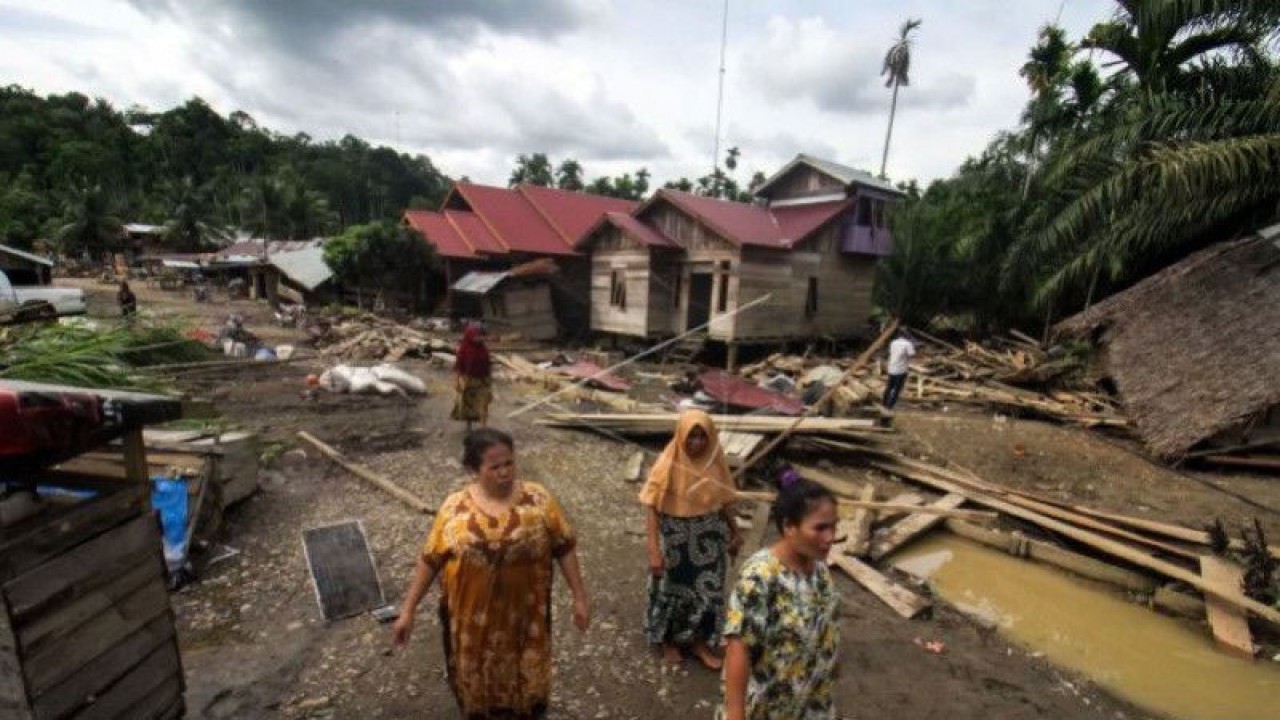Warga mengumpulkan berbagai barang yang masih bisa diselamatkan pascabanjir di Desa Lubuk Pusaka, Kecamatan Langkahan, Aceh Utara, Aceh, Senin (23/1/2023). (ANTARA FOTO/Rahmad/tom)
