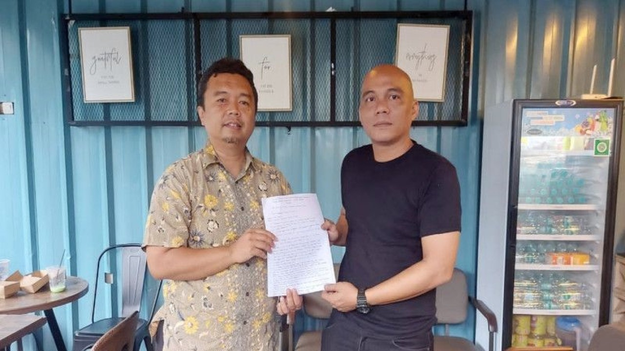 Direktur Riscon Group Iwan (kiri) dan Koordinator Warga KGG Alex Achmad menyepakati mengenai tindak lanjut atas pembangunan fasilitas lingkungan dan penerbitan SHM dari pengembang. ANTARA/HO-Afut