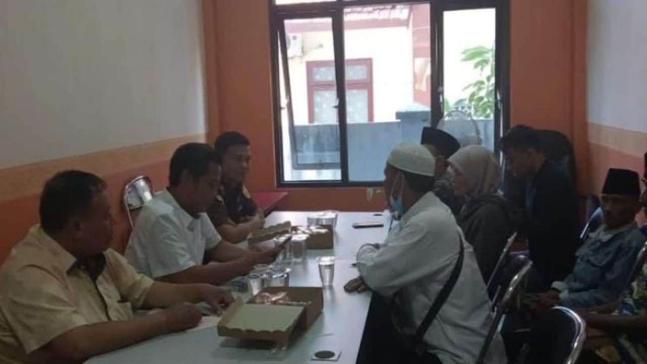 Perwakilan warga Desa Gunung Rancak, Kecamatan Robatal, Sampang menyampaikan dukungan pada Kejari Sampang agar mengusut dugaan korupsi Bantuan Langsung Tunai Dana Desa (BLT-DD) hingga tuntas. (Abd. Aziz)