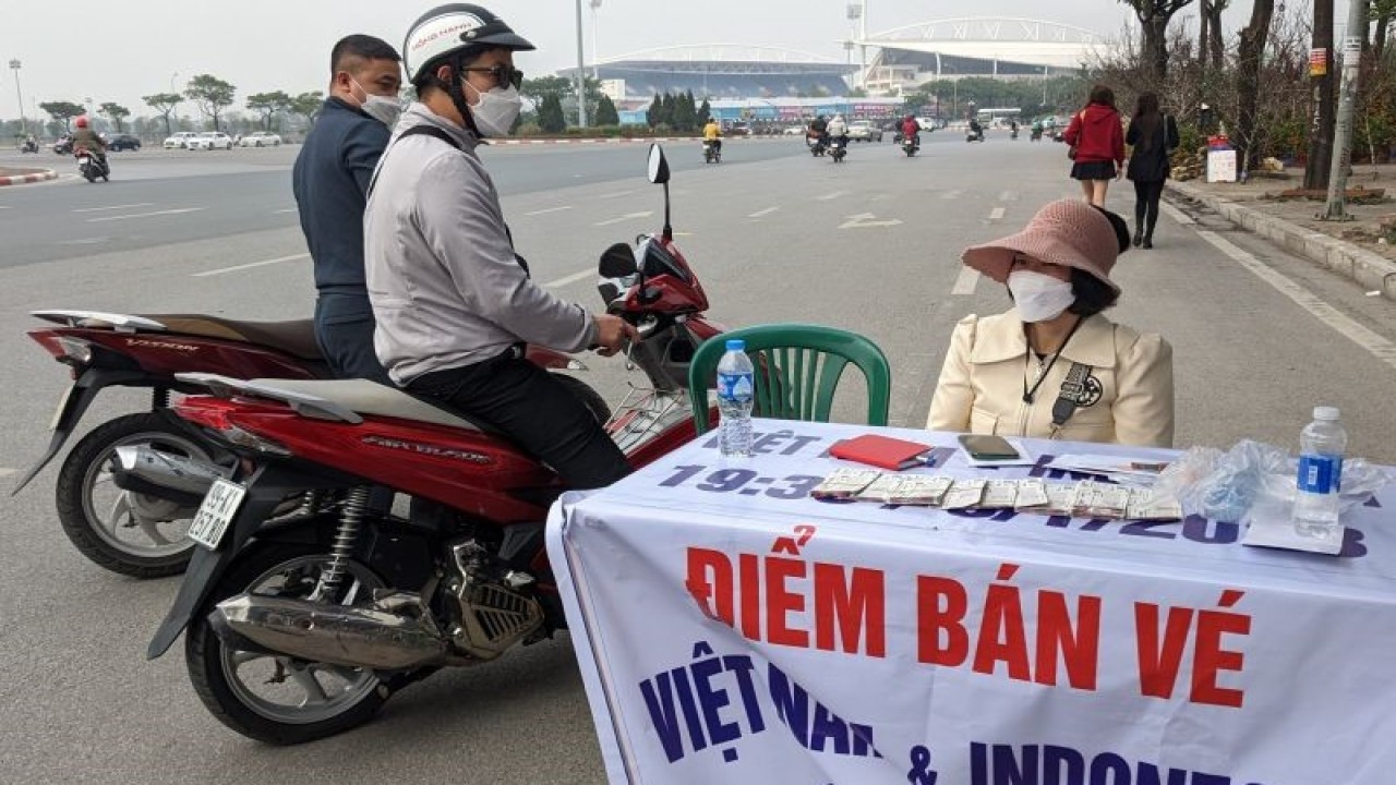 Penjual tiket fisik laga leg kedua semifinal Piala AFF 2022 Vietnam versus Indonesia membuka lapak di pinggir jalan dekat Stadion Nasional My Dinh, Hanoi, Minggu (8/1/2023). (ANTARA/Michael Siahaan)