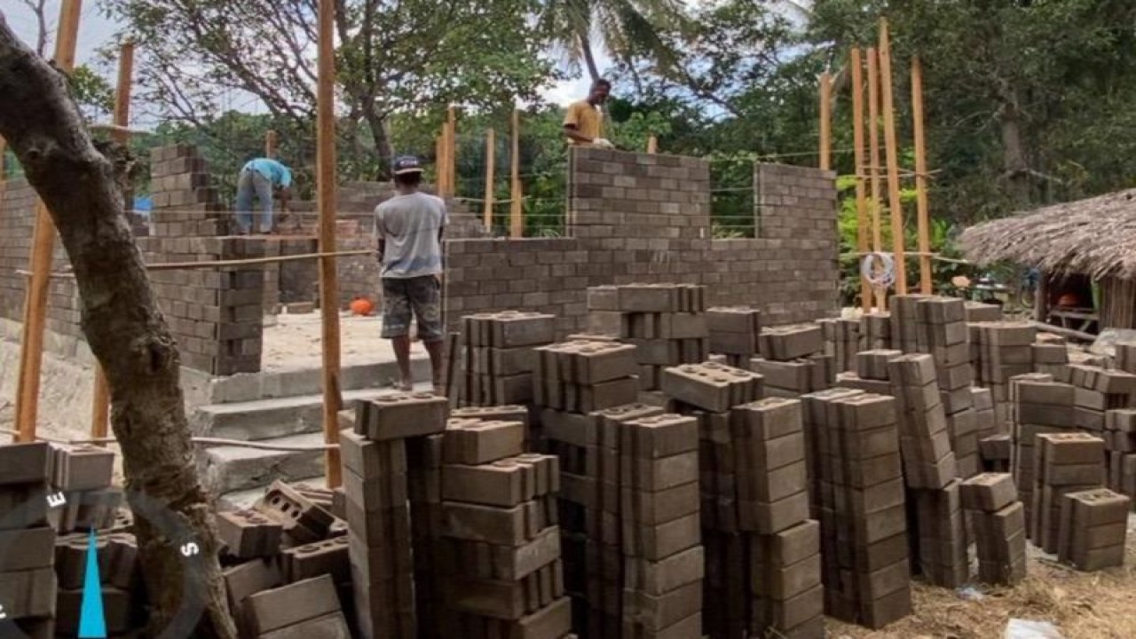 Warga memanfaatkan bata interlock yang diprokduksi melalui pengolahan material FABA untuk membangun rumah di NTT. (ANTARA/HO-Humas PLN UIW NTT)