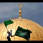 Warga Palestina melakukan aksi protes di lapangan Masjid Al Aqsa di Kota Tua Yerusalem, Jumat (22/4/2022). REUTERS/Ammar Awad/AWW/djo-1672821277