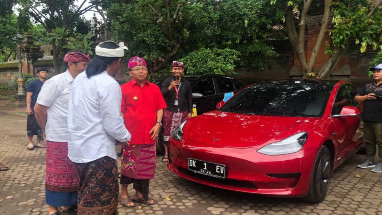 Gubernur Bali Wayan Koster saat melihat kendaraan listrik yang dipamerkan dalam peluncuran Rencana Aksi Daerah Percepatan Kendaraan Bermotor Listrik Berbasis Baterai di Denpasar, Kamis (26/1/2023). ANTARA/Ni Putu Putri Muliantari