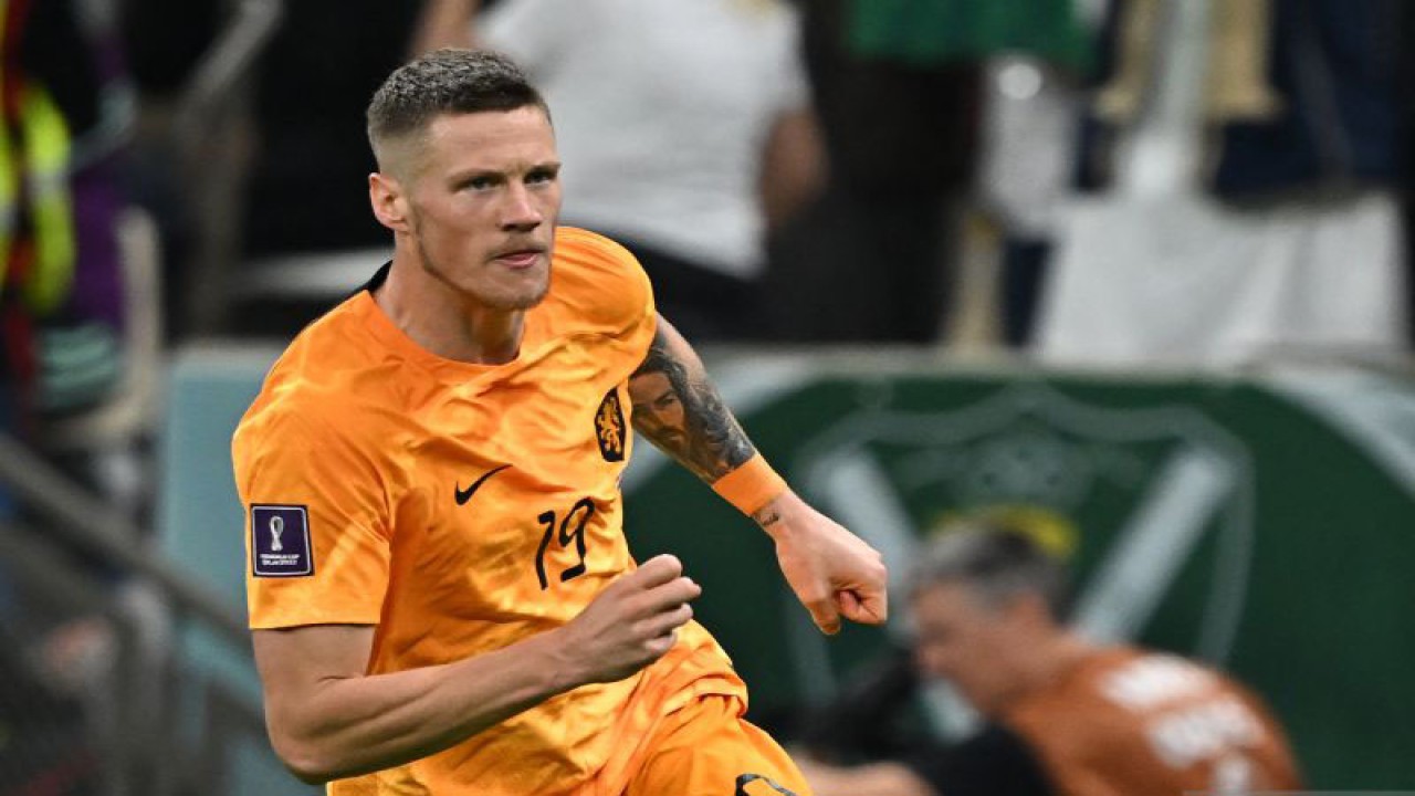 Weghorst mencetak gol untuk timnas Belanda dalam pertandingan perempat final melawan Argentina di Lusail Stadim pada 9 Desember 2022. Penyerang timnas Belanda Wout Weghorst resmi bergabung dengan Manchester United hingga akhir musim ini. ANTARA/AFP/PAUL ELLIS