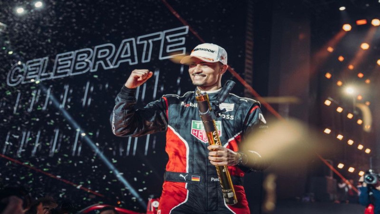 Pascal Wehrlein usai meraih dua kemenangan di ajang balapan Formula E di Diriyah, Arab Saudi, Sabtu (28/1/2023) waktu setempat. (Porsche Newsroom)