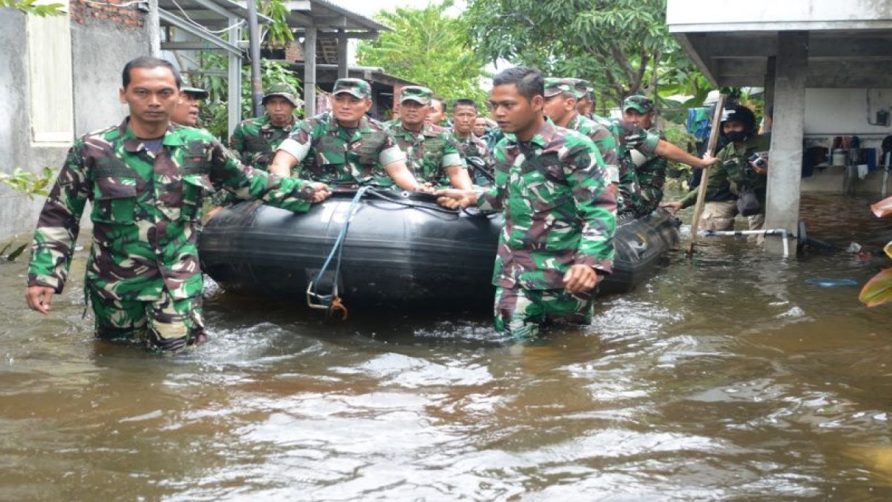 Panglima Kodam IV/ Diponegoro Mayjen TNI Widi Prasetijono mengecek wilayah di Semarang yang masih tergenang banjir, Selasa. (ANTARA/ HO-Pendam IV/ Diponegoro)