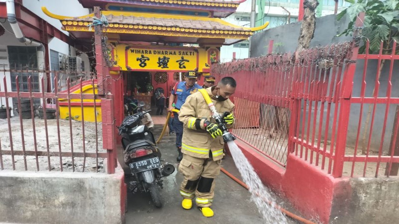 Kegiatan kerja bakti di Wihara Dharma Bhakti, Taman Sari, Jakarta Barat, Jumat (20/1/2023). ANTARA/Walda