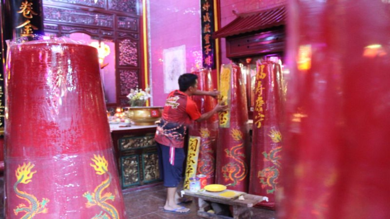 Seorang pekerja mencetak pinyin Mandarin di lilin berukuran besar menjelang tahun baru Imlek 2574 kongzili di Wihara Thay Hin Bio di Kota Bandar Lampung, Provinsi Lampung. (ANTARA/Ruth Intan Sozometa Kanafi)