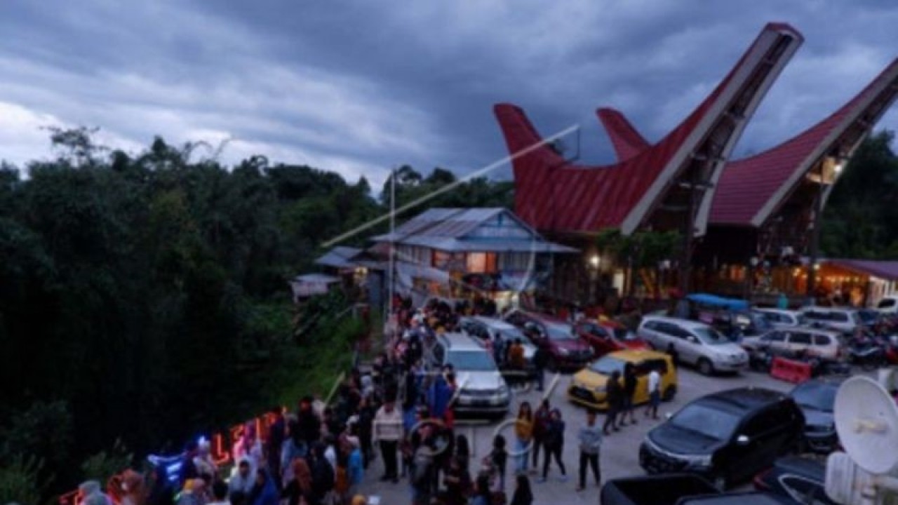 Sejumlah wisatawan menyaksikan matahari terbit dari puncak Kampung Lolai, Toraja Utara, Sulawesi Selatan, Selasa (3/01/23). Kawasan yang dikenal dengan sebutan negeri di atas awan tersebut saat ini menjadi salah satu tempat wisata favorit untuk mengisi libur Natal dan Tahun Baru bagi wisatawan yang berasal dari dalam dan luar Toraja. ANTARA FOTO/Sakti Karuru/