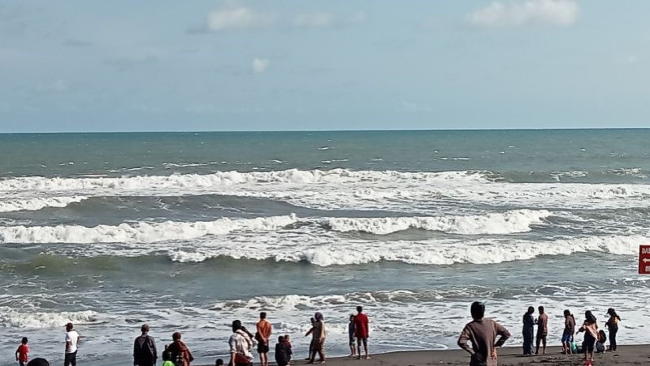 Wisatawan memadati kawasan pantai selatan di Kabupaten Bantul, Daerah Istimewa Yogyakarta. (ANTARA/Hery Sidik)