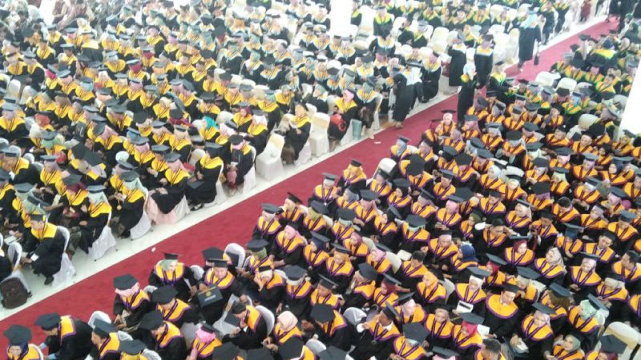Ratusan wisudawan mendengarkan sambutan dari Rektor Umku Dr Ns Rusnoto yang berlangsung di Convention Hall Umku, Rabu (18/1/2023). (ANTARA/Akhmad Nazaruddin Lathif)