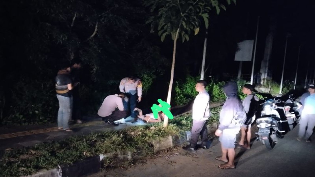 Anggota Polsek Kawasan Mandalika saat melakukan evakuasi kepada korban di jalan raya Kuta. ANTARA/HO- Humas Polres Lombok Tengah)