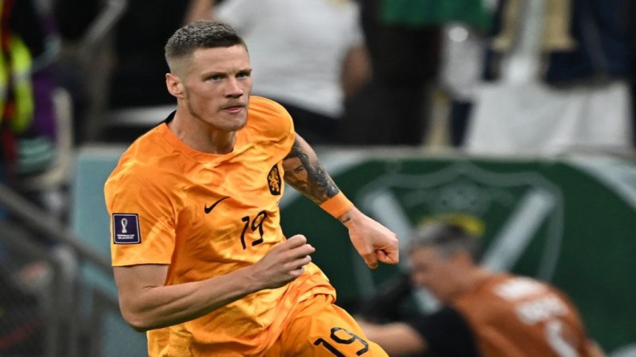 Pemain Belanda Wout Weghorst saat mencetak gol dalam pertandingan Piala Dunia Qatar antara Belanda dan Argentina di Stadion Lusail, Qatar, pada 9 Desember 2022. (Photo by Paul ELLIS / AFP) (AFP/PAUL ELLIS)