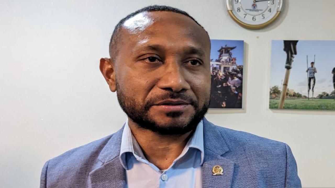 Manajer klub Persipura Yan Mandenas memberikan pernyataan kepada pewarta soal dihentikannya Liga 3 Indonesia musim 2022-2023 di Gedung Kemenpora, Jakarta, Senin (16/1/2023). (ANTARA/Michael Siahaan)