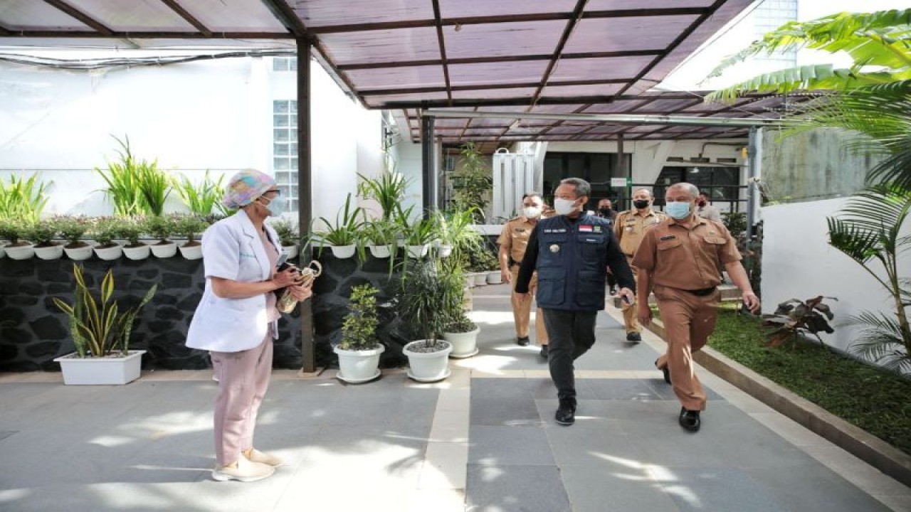 Wali Kota Bandung Yana Mulyana mengunjungi RSUD Ujungberung, Kota Bandung, Jawa Barat, Senin (16/1/2023). (ANTARA/HO-Humas Pemkot Bandung)