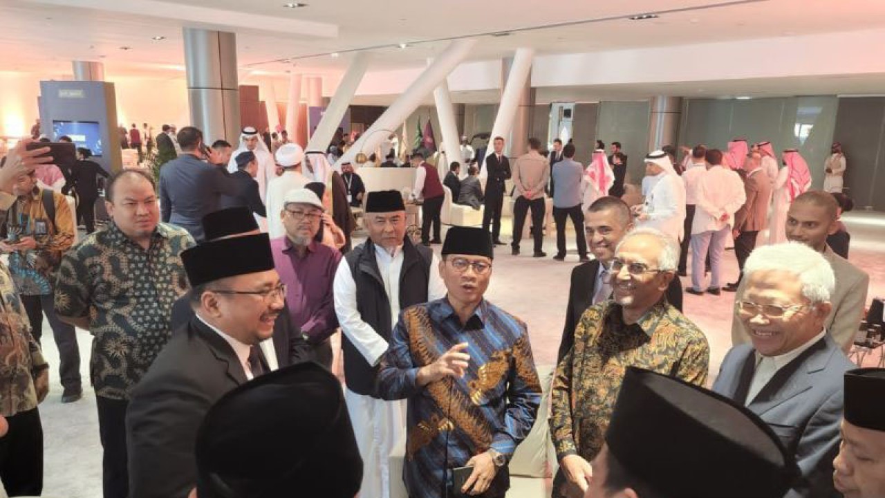 Wakil Ketua MPR RI Yandri Susanto mengunjungi Pameran Haji dan Umroh 2023 di Jeddah Superdrome, Arab Saudi, Senin (9/1). (ANTARA/MPR RI)
