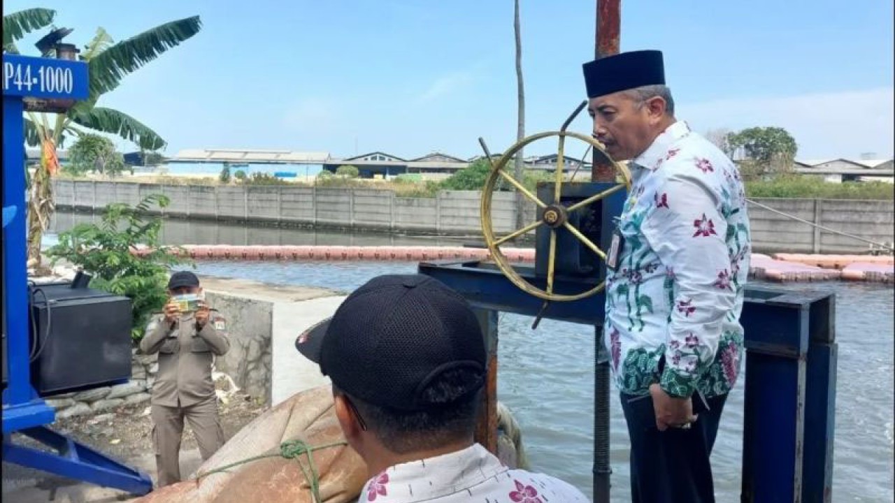 Wali Kota Jakarta Barat Yani Wahyu Purwoko memantau pompa air di wilayah Kalideres, Jakarta Barat, Jumat (6/1/2023). ANTARA/HO-Yani Wahyu Purwoko