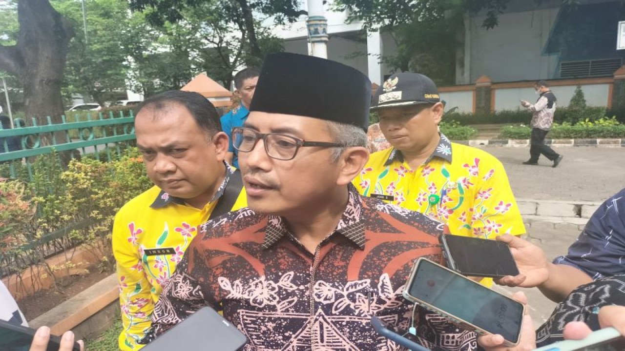 Wali Kota Jakarta Barat, Yani Wahyu Purwoko di kantor kelurahan Kembangan Selatan, (19/1/2023) ANTARA / Walda