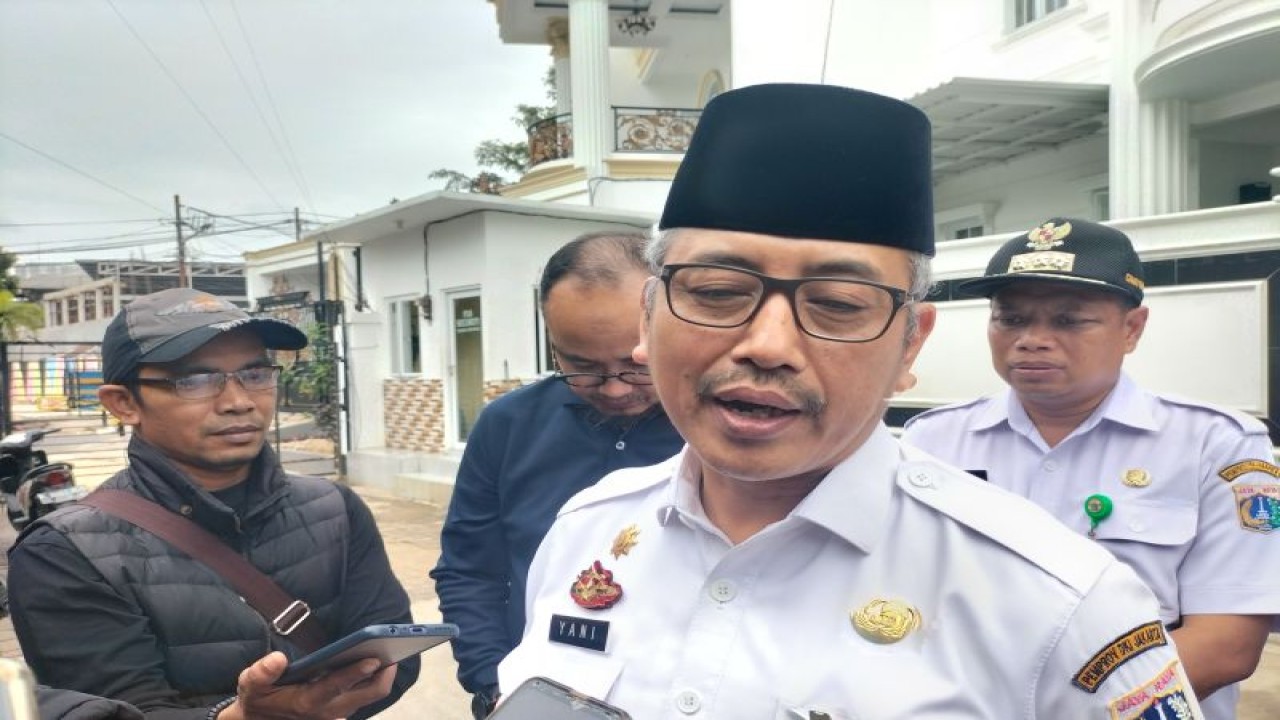 Wali Kota Jakarta Barat, Yani Wahyu Purwoko, saat ditemui di Meruya Selatan, Kembangan, Jakarta Barat, Rabu (25/1/2023) ANTARA / Walda